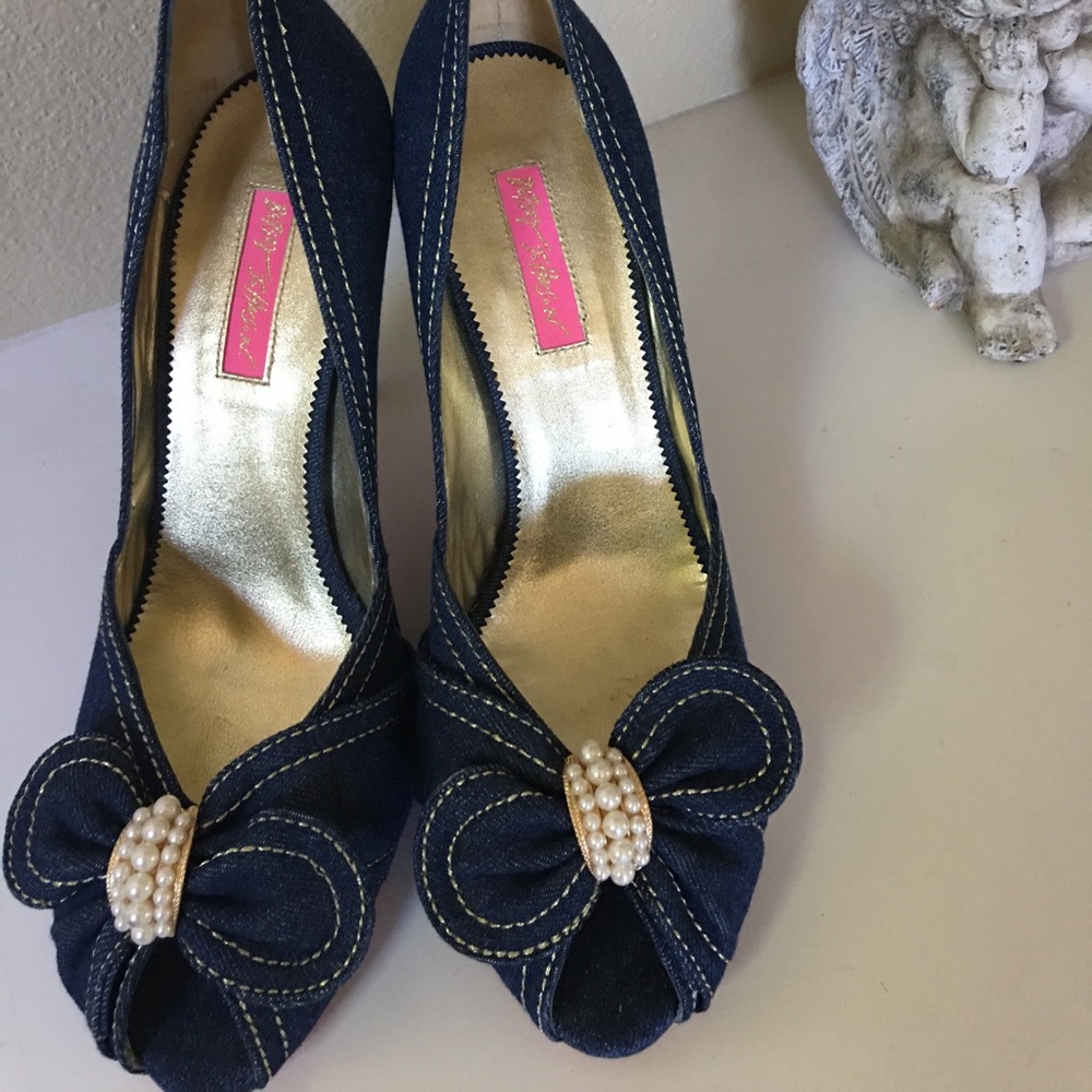 Betsy Johnson pearl denim pumps size 10 bow accent peep toe